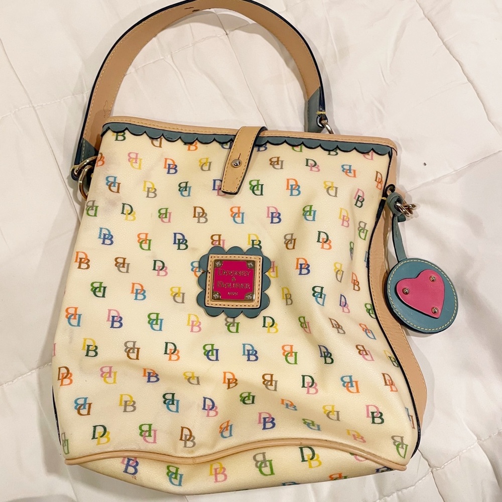 dooney & bourke | cream logo leather shoulder bag